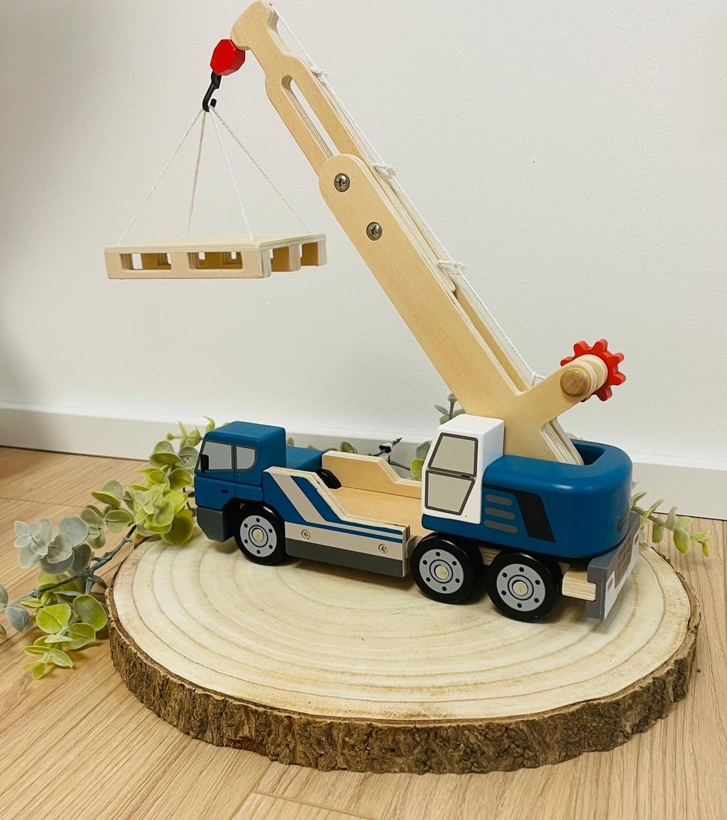 Kranwagen mit Palette aus Holz