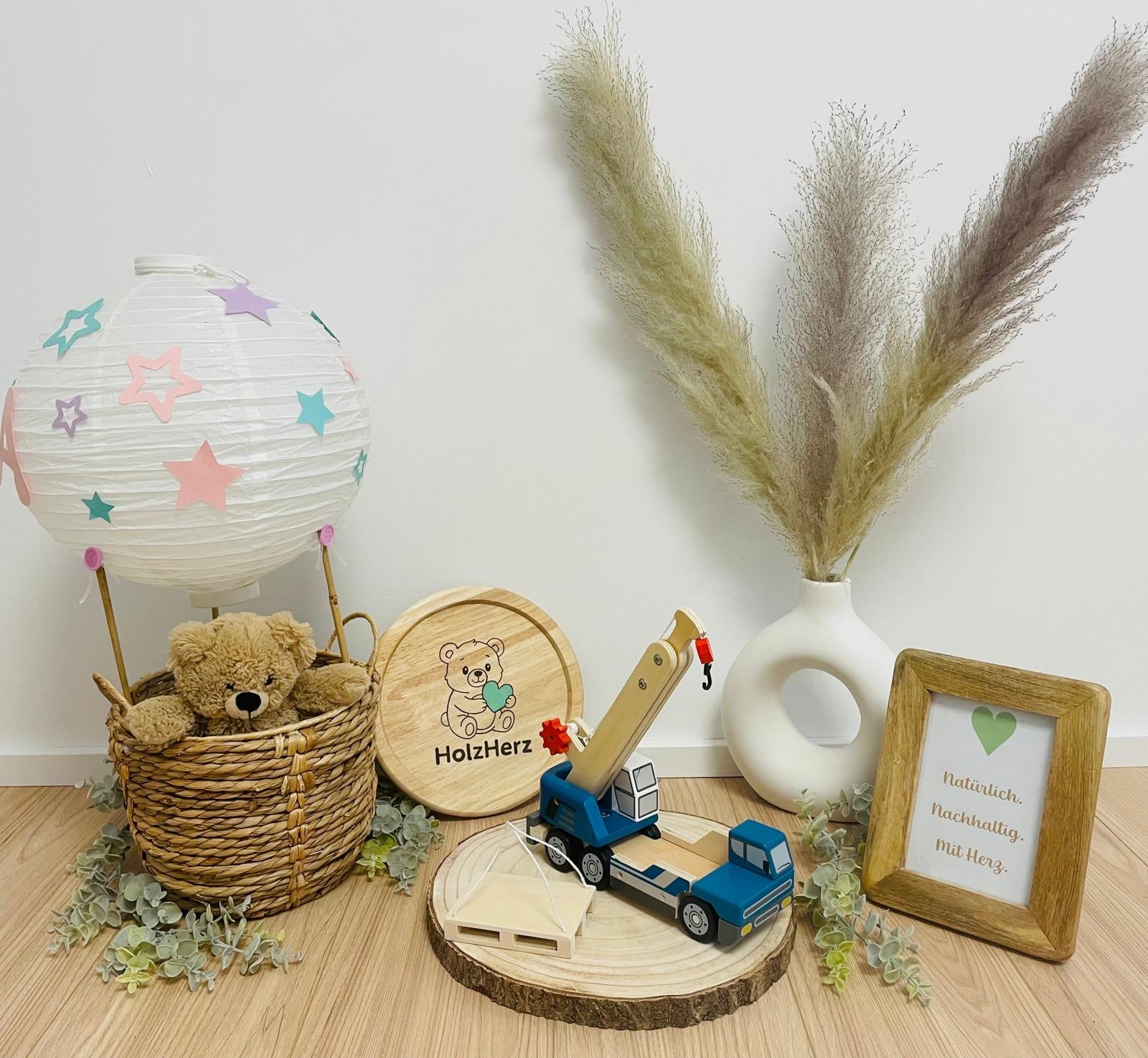 Kranwagen mit Palette aus Holz