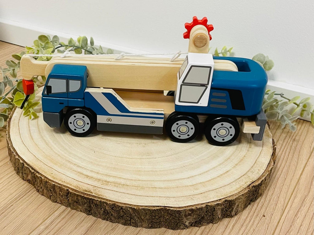 Kranwagen mit Palette aus Holz