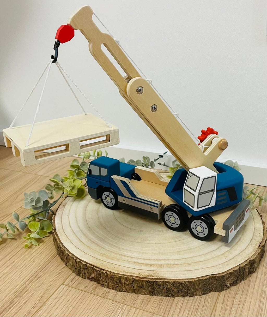 Kranwagen mit Palette aus Holz