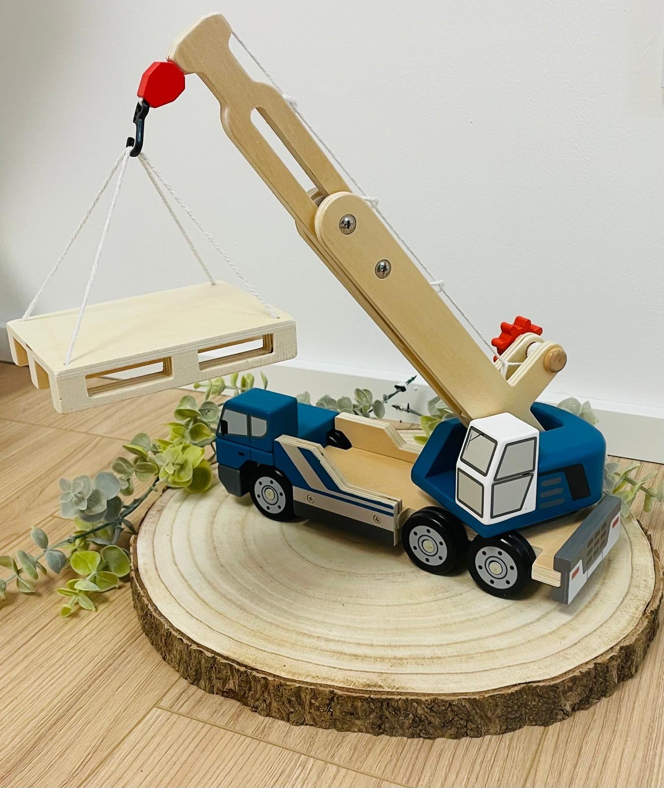 Kranwagen mit Palette aus Holz