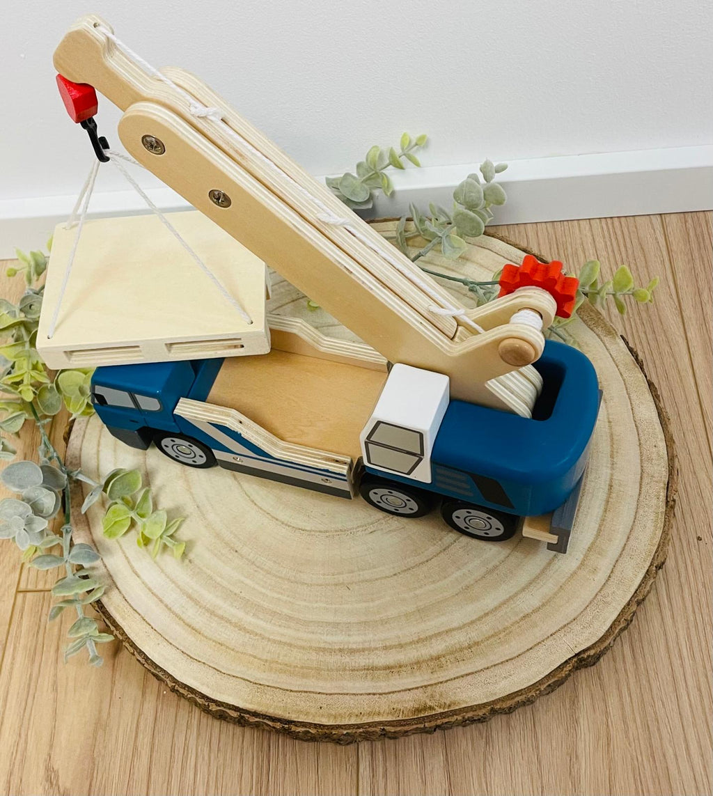 Kranwagen mit Palette aus Holz